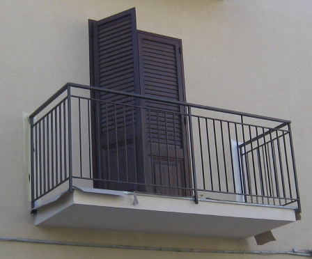 Piano di Sorrento: crolla un altro balcone di un edificio privato - Napoli.zon