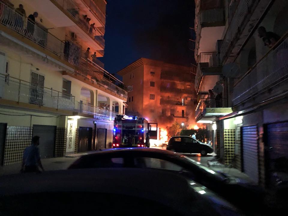 Paura A Casalnuovo Auto In Fiamme Nel Cuore Della Notte