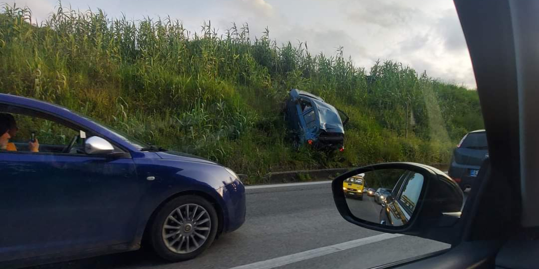 Giugliano Tragedia Per Le Strade Auto Si Ribalta E Finisce Fuori