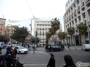 Parcheggiatore abusivo accoltella donna rivale.