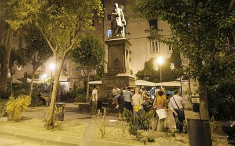 Comune di Napoli: stop ai drink per strada dopo le 22 Comune di Napoli: stop ai drink per strada dopo le 22