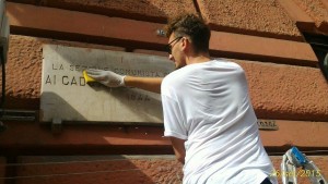 I Giovani Dem alle prese con la pulizia delle targhe (foto Framondi)