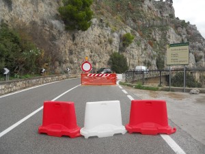 a Positano. Strada ufficialmente chiusa, ma i veicoli continuano a transitare liberamente.