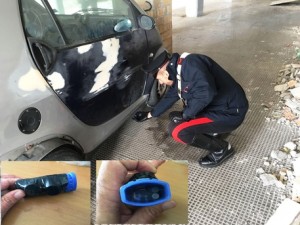 Due calamite, nastro isolante e contenitore per le gomme per conservare droga nella smart