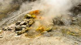 Campi Flegrei: segnalata fuoriuscita di fumo dall’asfalto Campi Flegrei: segnalata fuoriuscita di fumo dall'asfalto