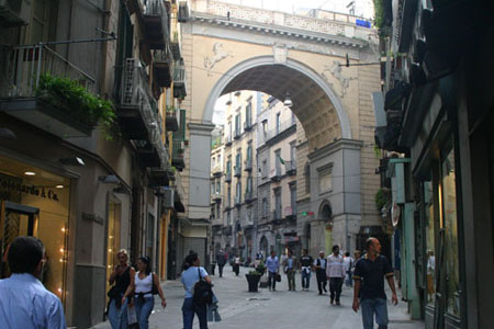 Napoli, rapina a via Chiaia