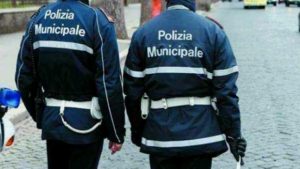 Rione agenti polizia municipale minacciati a barra