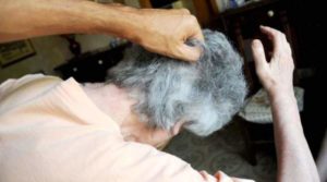 Uomo picchia e aggredisce con un coltello la madre 69enne uomo