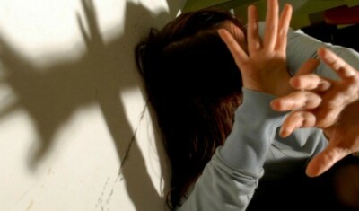 Home Afragola: chiusa un casa dai genitori e chiama l'insegnante chiedendo aiuto