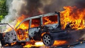 auto in fiamme tragedia