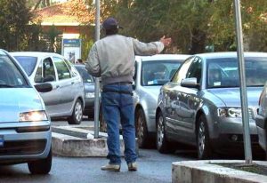 Napoli parcheggiatore minaccia automobilista, ponticelli parcheggiatore abusivo