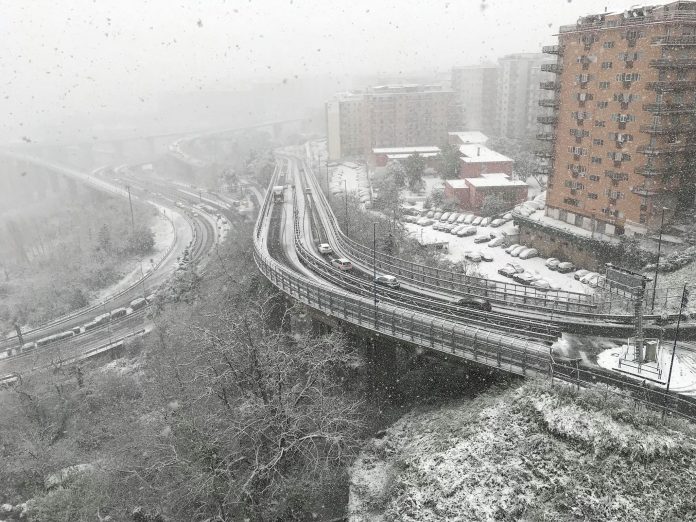 napoli sotto la neve scuole chiuse esami sospesi all universita tangenziale deserta napoli zon