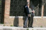 Si finge cieco per 20 anni al fine di ottenere la pensione