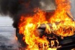 Napoli auto fuoco, uomo incendia auto, Auto parroco fiamme, incendio auto in fiamme portici
