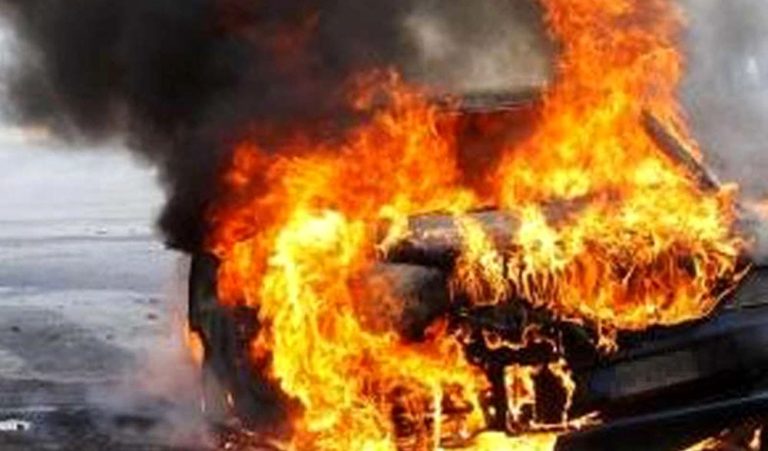 Napoli auto fuoco, uomo incendia auto, Auto parroco fiamme, incendio auto in fiamme portici