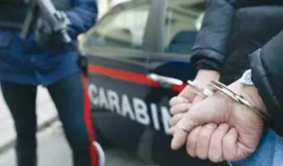 Aggressione a Napoli: 28enne picchia e minaccia giovane turista