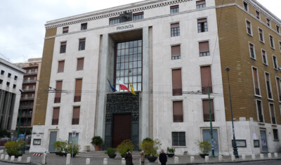 manifestanti sede città metropolitana