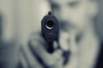 Minaccia adolescenti con pistola: arrestato 40enne