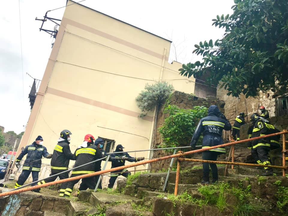 Napoli crolla cornicione