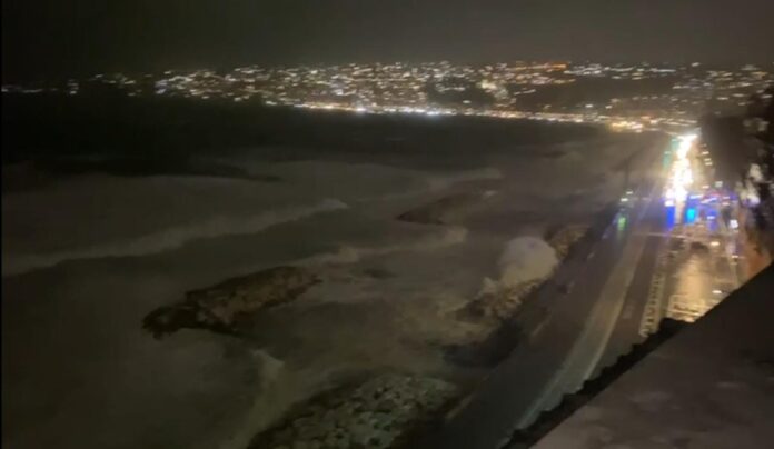 Violenta Mareggiata In Corso A Napoli Su Via Partenope Video