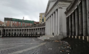 Piazza del Plebiscito, rifiuti, Napoli, basilica San Francesco di Paola