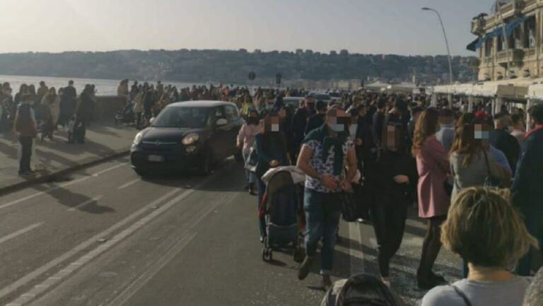 folla e assembramenti lungomare di napoli