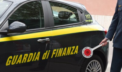 Sequestrati prodotti scolastici contraffatti furbetti del reddito, napoli coniugi usurai