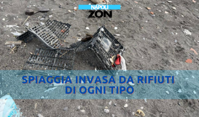 spiaggia invasa da rifiuti