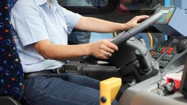 Terrore a Napoli, uomo minaccia l'autista di un autobus con un coltello