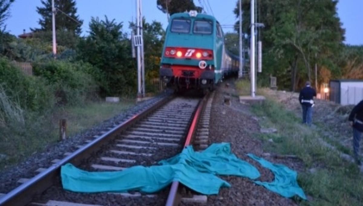 Suicidio In Stazione 18enne Si Butta Sotto Un Treno Napoli Zon