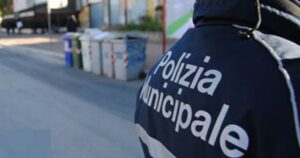 Blitz a Diamanti del Mare da parte delle autorità al ristorante del tiktoker Gennaro Di Napoli: sequestrati 80 kg di pesce mal conservato e scoperti 10 lavoratori in nero. Attività sospesa. violenza vi proroga contratti
