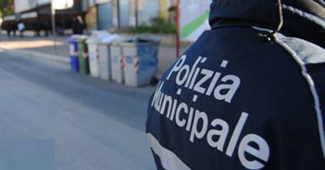 Blitz a Diamanti del Mare da parte delle autorità al ristorante del tiktoker Gennaro Di Napoli: sequestrati 80 kg di pesce mal conservato e scoperti 10 lavoratori in nero. Attività sospesa. violenza vi proroga contratti