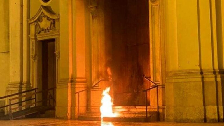 Sant'Andrea Apostolo. In fiamme portone della chiesa