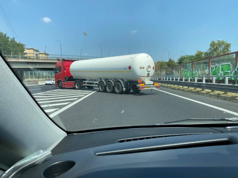 follia in autostrada