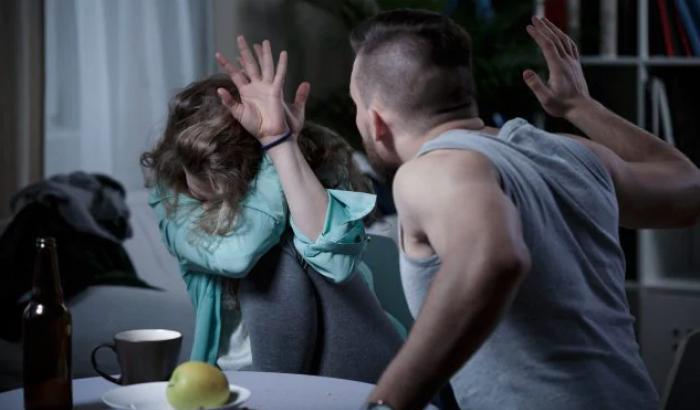 Violenza a Napoli: arrestato 58enne per aggressione alla ex moglie