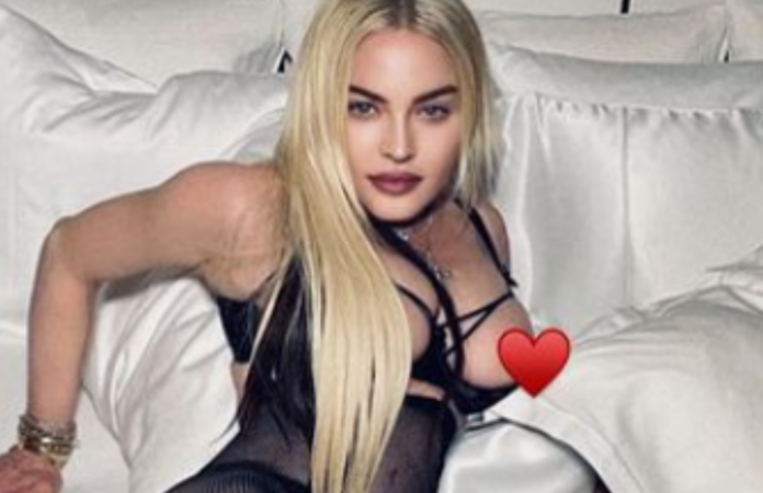 madonna pubblica foto di un capezzolo su instagram ma viene censurata