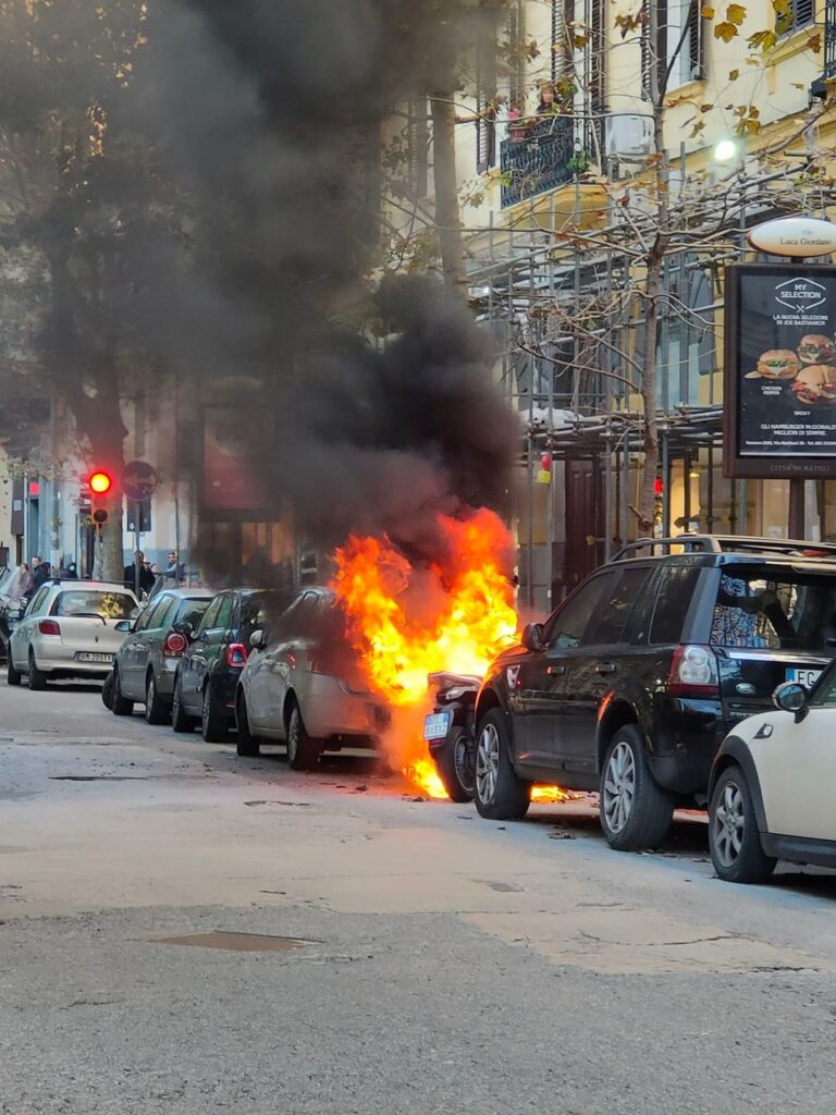 Pomigliano auto fiamme, incendio via luca giordano