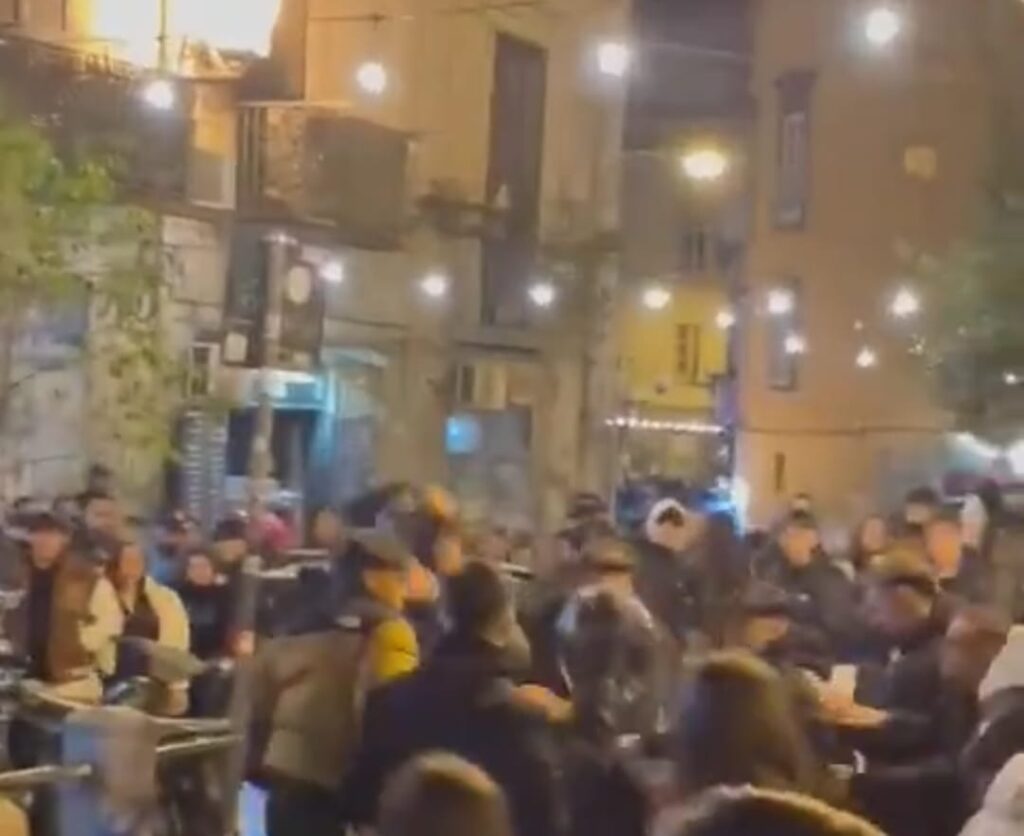 Rissa Al Centro Storico Di Napoli Ragazzini Si Picchiano Con Un Casco
