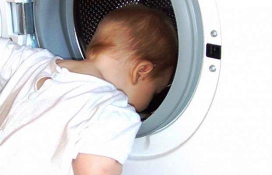 lavatrice con il figlio dentro
