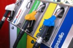 Furgone sospetto al distributore di carburante carburante Aumenti prezzi carburante