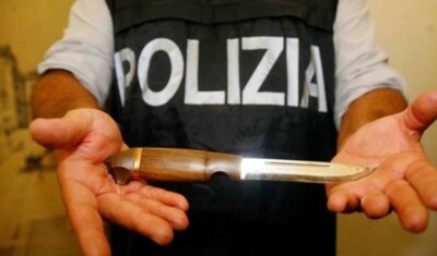 Sorpreso 25enne con coltello a serramanico