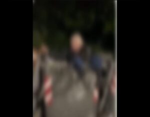 Uomo nella spazzatura: filmato tutto e caricano video su Tiktok