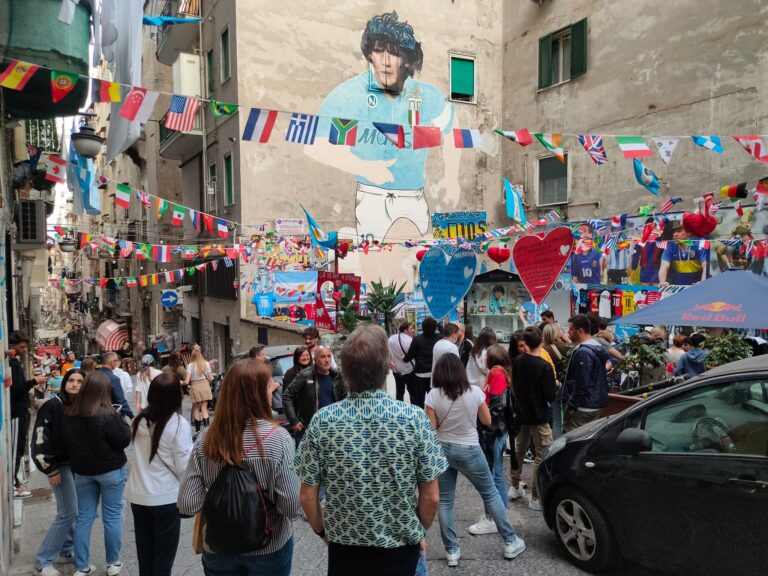 turisti a napoli murale maradona