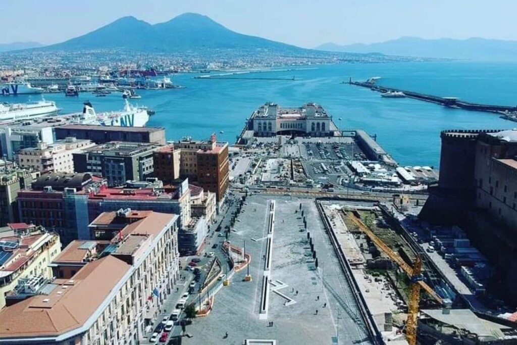 Piazza Municipio Napoli, imperversano le polemiche sui social