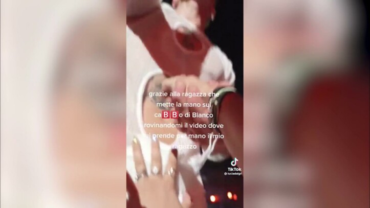 Blanco choc al concerto: una fan gli tocca le parti intime – VIDEO BLANCO CONCERTO