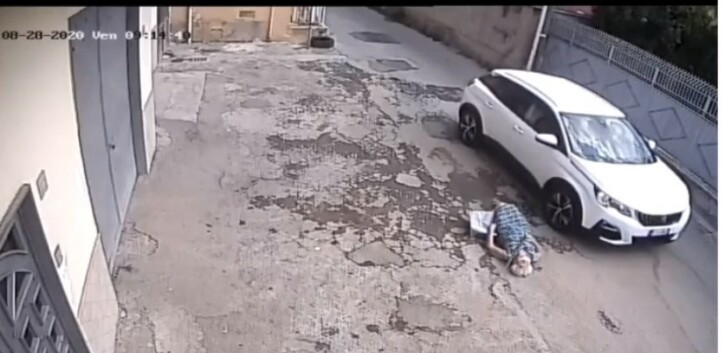 Anziana investita, lui scende dall’auto ma poi va via
