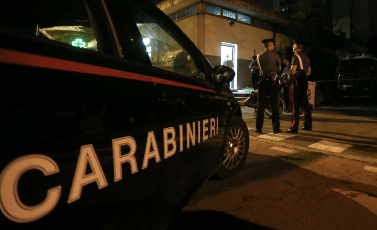 Napoli rissa bar Cimitile carabinieri