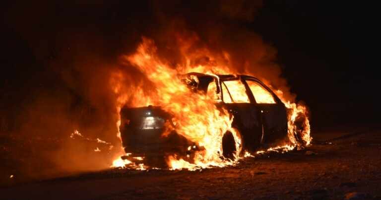 box auto in fiamme Terrore a Secondigliano