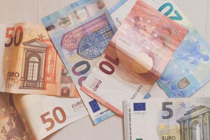 Paga con banconote false in un negozio: denunciata una donna paga con banconote false