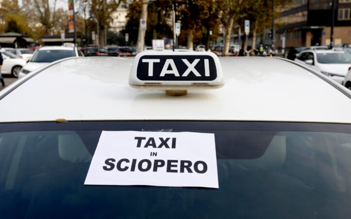 Sciopero taxi a Napoli, 5 e 6 luglio nuove date di protesta